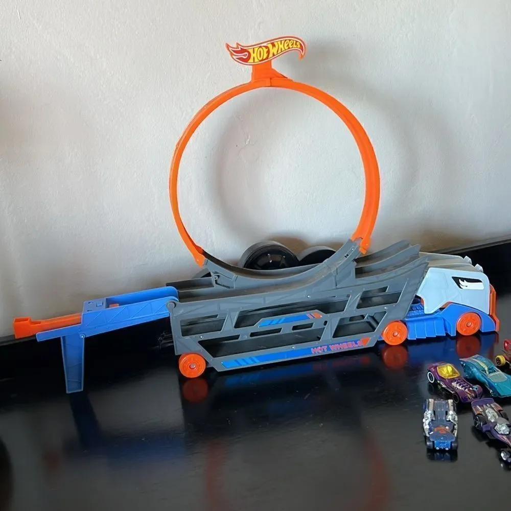 Mattel Hot Wheels Stunt & Go Track Set + 9 Hot Wheels Cars